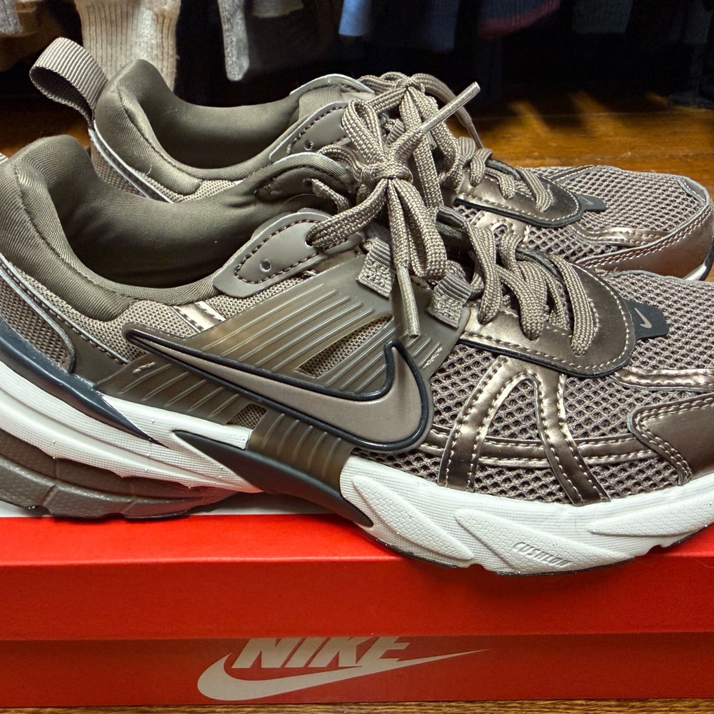 EUC Women’s NikeV2K RUN 8.5